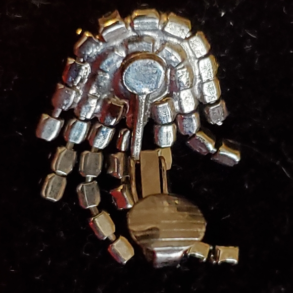 Vintage gunmetal clip-on earrings with black rhinestones - Picture 4 of 13